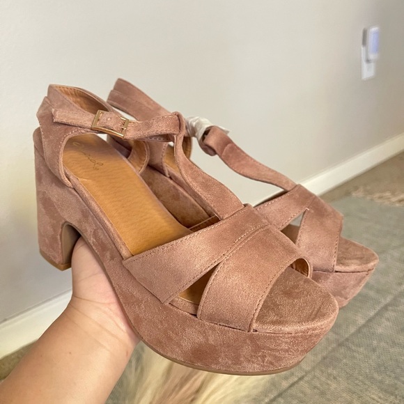 Qupid - Elegant Nude Suede Platform Heels - Picture 7 of 9